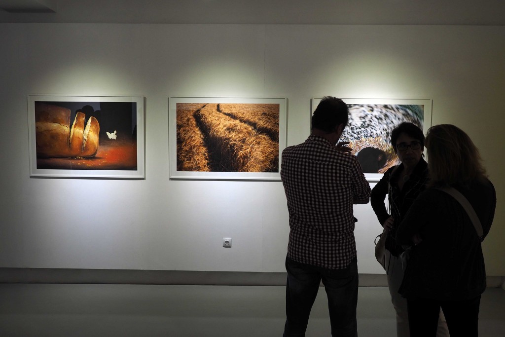 02/10/15 Inauguració de la exposició Farina Blana, fotografies de Tino Soriano al l'espai Eat Art de Banyoles. Foto:Pere Duran