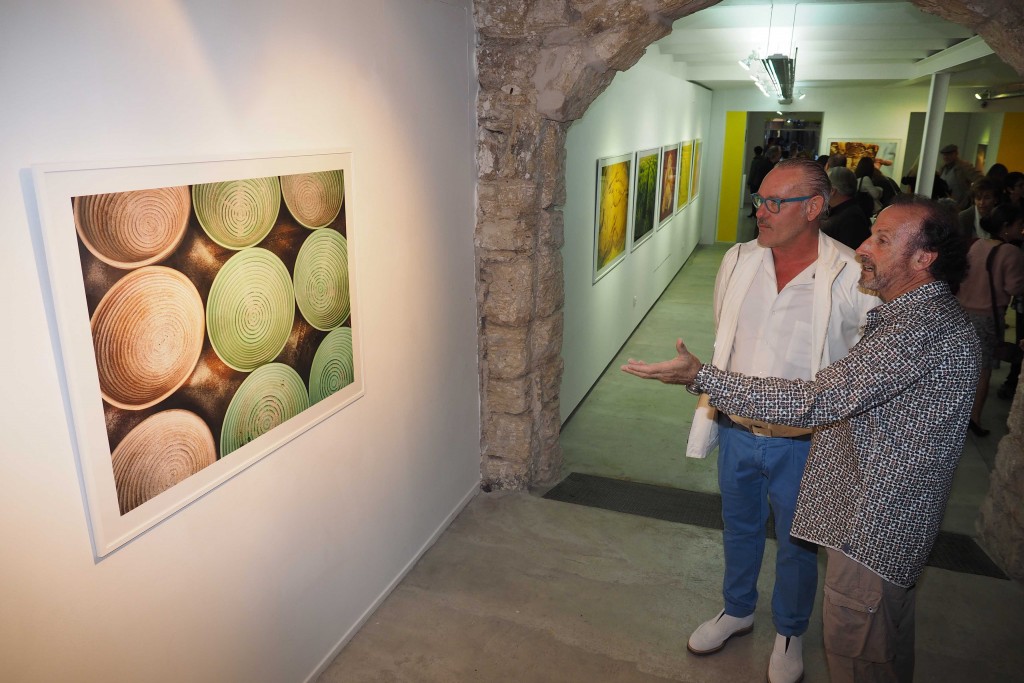 02/10/15 Inauguració de la exposició Farina Blana, fotografies de Tino Soriano al l'espai Eat Art de Banyoles. Foto:Pere Duran