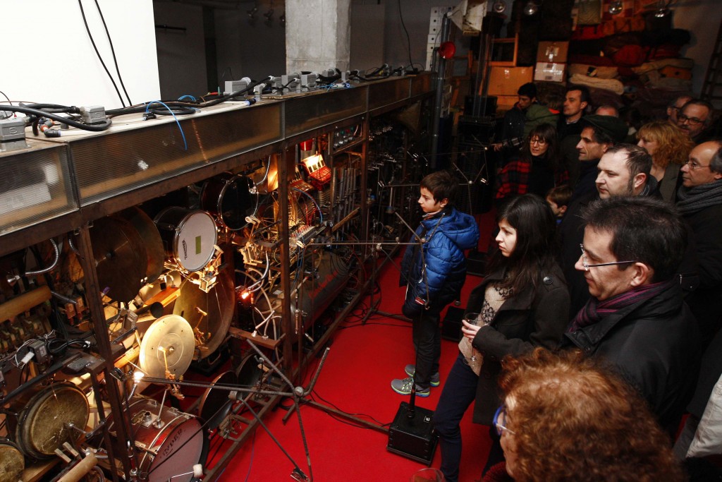 Presentaci de la instal.laci sonora "Equilibris precaris" del grup Cabo San Roque a l'espai El Puntal de Banyoles. FOTO: PERE DURAN